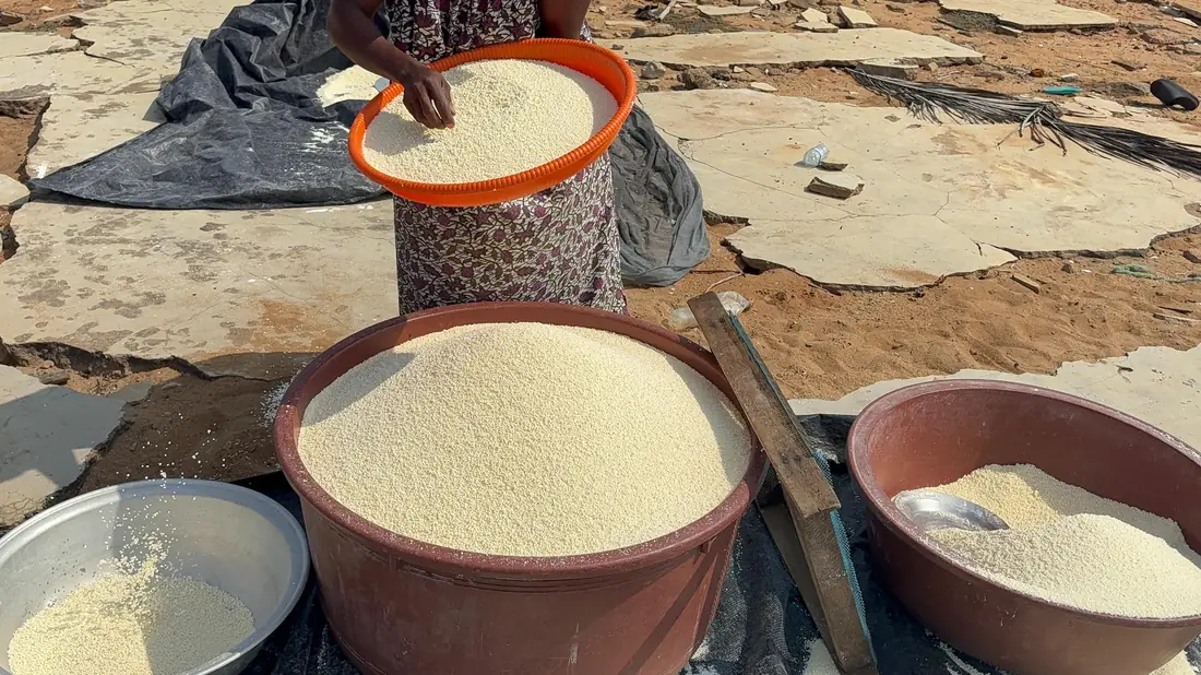 Cuvettes remplies de semoule de manioc, prête à être cuite, à Dibou