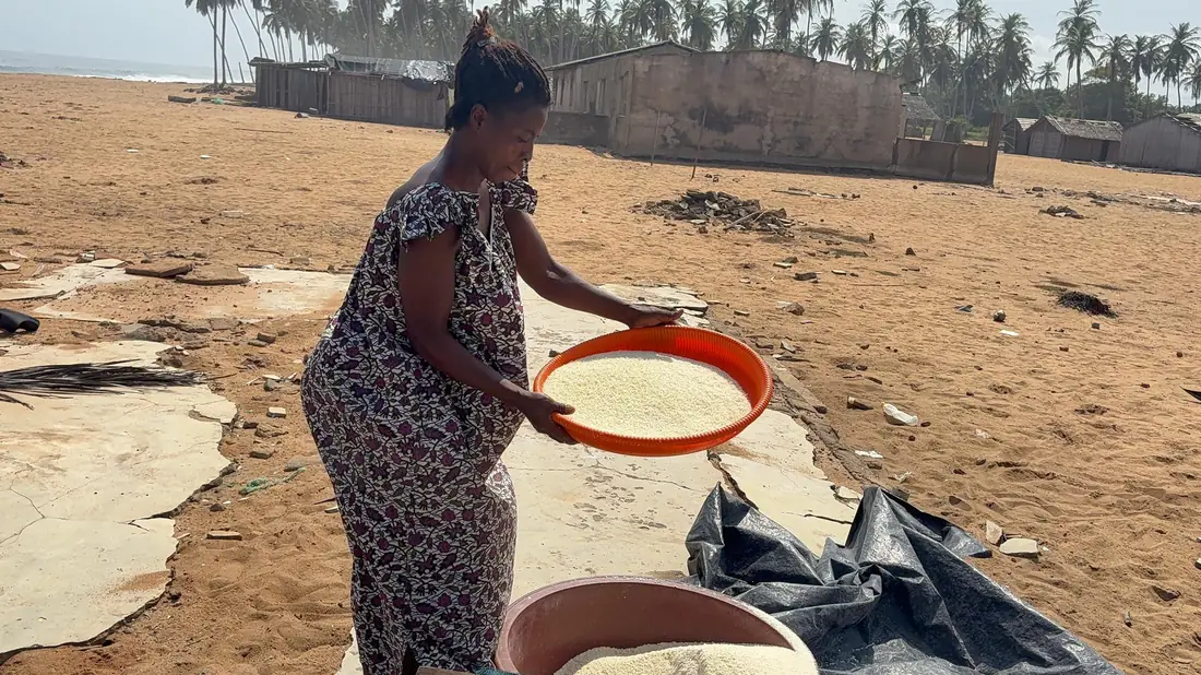 Une productrice façonne la semoule d'attiéké sur la plage de Dibou