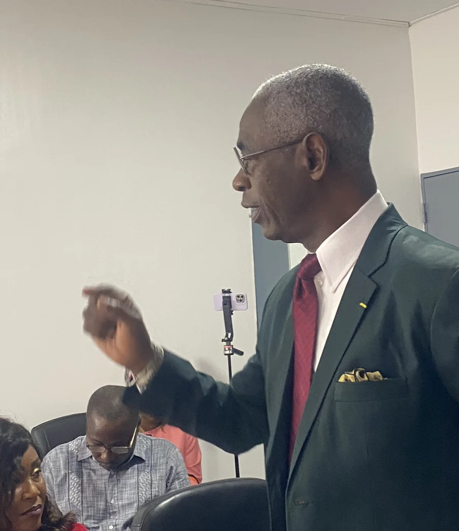 Le Docteur Louis Ban Koffi, conseiller de la Secrétaire Générale de l'ANAREKA-CI, a présenté les activités déjà menées par l'ANAREKA-CI au niveau de la commune de Bingerville