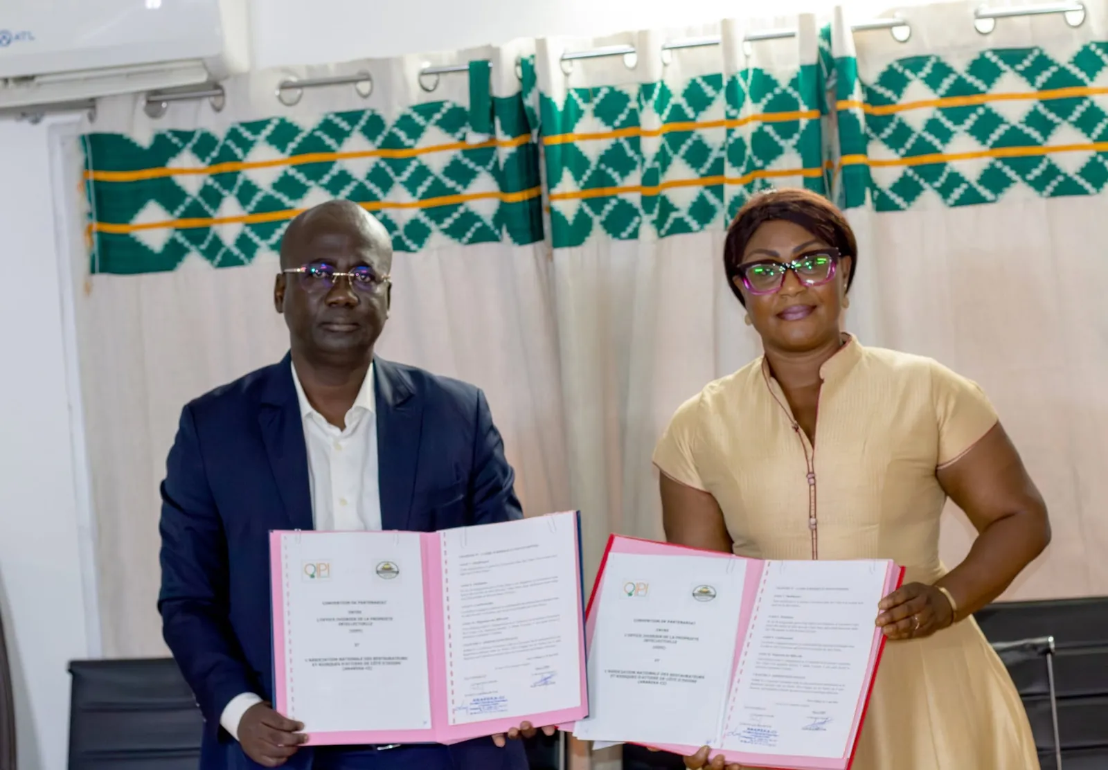 Signature de la convention de partenariat entre l'OIPI et l'ANAREKA-CI