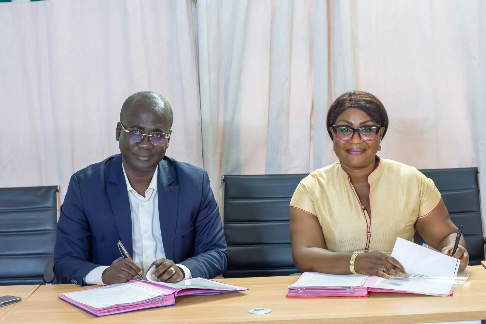 Signature de la convention de partenariat entre l'OIPI et l'ANAREKA-CI