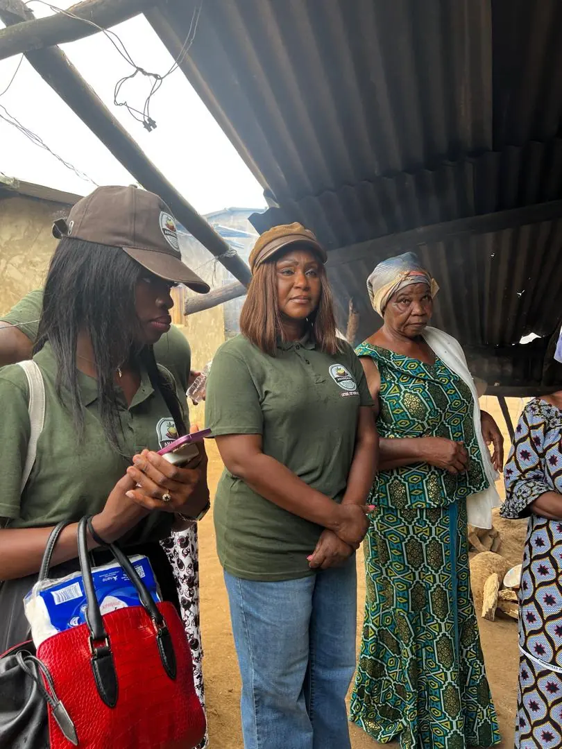 échanges entre la délégation de l'ANAREKA-CI et une productrice d'Orbaff