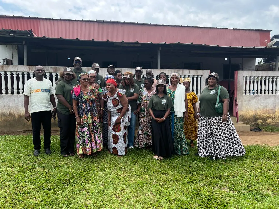 Délégation de l'ANAREKA-CI avec les productrices d'attiéké d'Orbaff (Dabou)