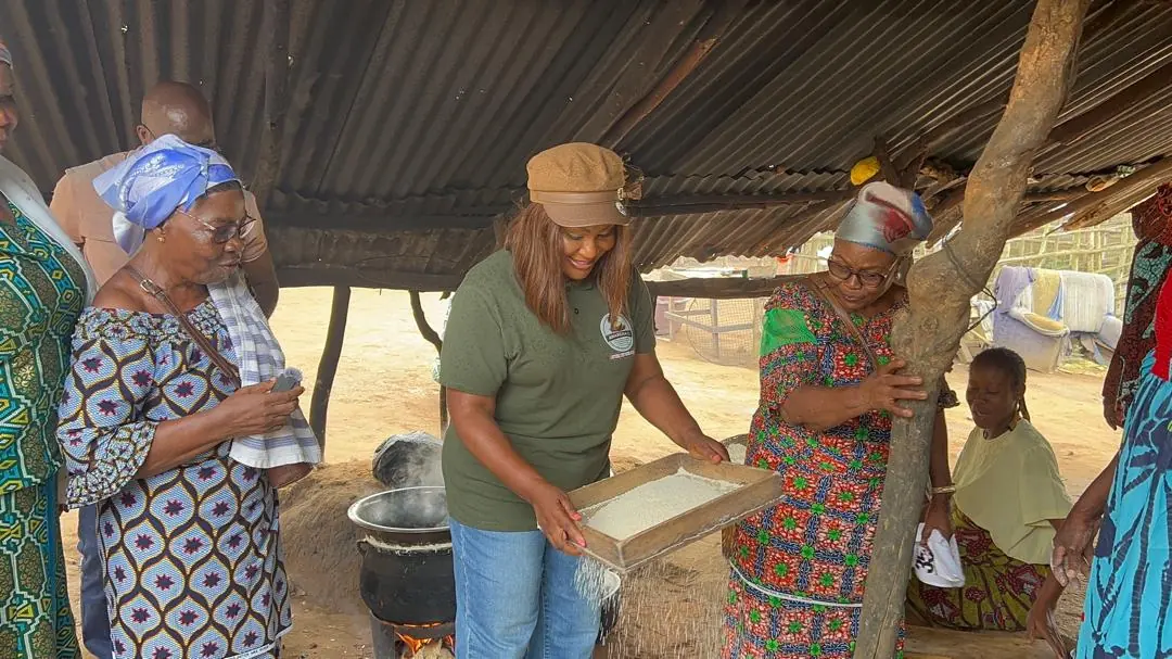 La Secrétaire Générale de l'ANAREKA-CI aux côtés d'une productrice d'attiéké, à Orbaff (Dabou)